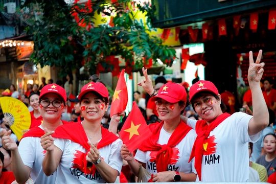 Bạn bè quốc tế ngưỡng mộ tình yêu nước của người dân Việt Nam