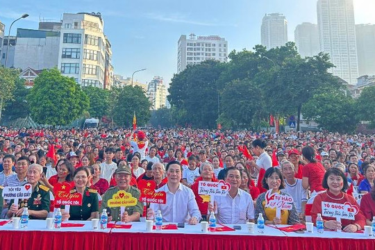 Người dân Cầu Giấy hào hứng xem A80 tại điểm cầu tiếp sóng Công viên Cầu Giấy