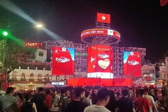 Hà Nội: Người dân háo hức đón chờ đại lễ tại Quảng trường Đông Kinh Nghĩa Thục
