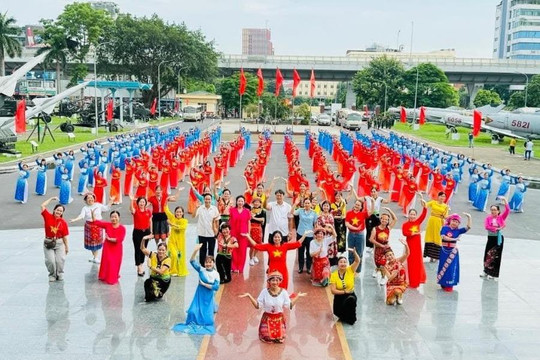 Kỷ niệm 80 năm Cách mạng Tháng Tám thành công và Quốc khánh 2/9: Những hình ảnh đẹp của Phụ nữ Thủ đô thời đại mới “Trung hậu-Sáng tạo-Đảm đang-Thanh lịch”