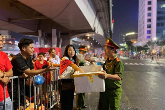Phụ nữ phường Việt Hưng, Hà Nội đồng hành hỗ trợ lực lượng làm nhiệm vụ A80