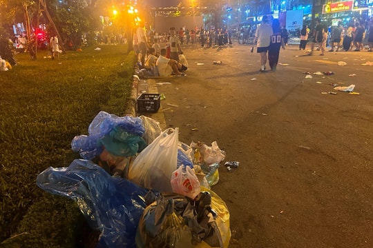 Ngổn ngang rác thải sau màn pháo hoa tại hồ Văn Quán