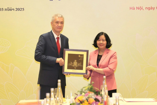 Hà Nội dành ưu tiên cao thúc đẩy quan hệ hợp tác với Vientiane