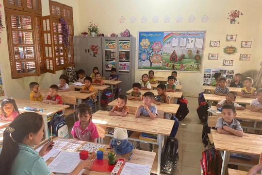 Kiến tạo tương lai dân tộc từ cuộc cách mạng giáo dục Bài 2: Thắp sáng niềm tin cho thầy trò vùng biên