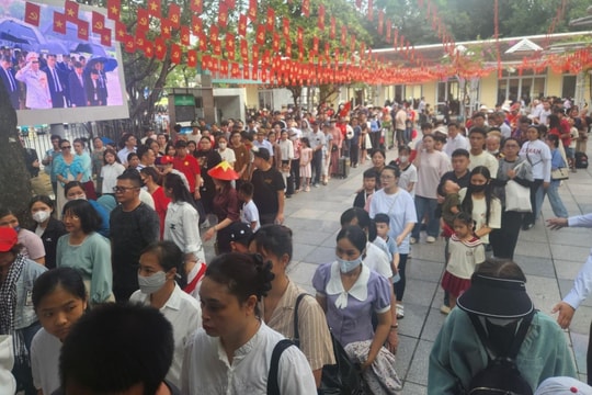 Hàng nghìn người dân xếp hàng vào Lăng viếng Chủ tịch Hồ Chí Minh sáng 3-9