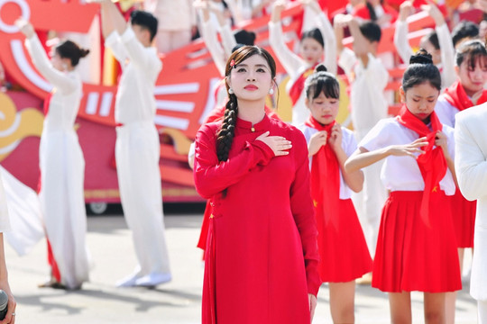 Sao mai Nguyễn Thu Hằng kể tim đập bồi hồi, khóe mắt rưng rưng khi hát ở Lễ kỷ niệm 80 năm Quốc khánh 2/9 