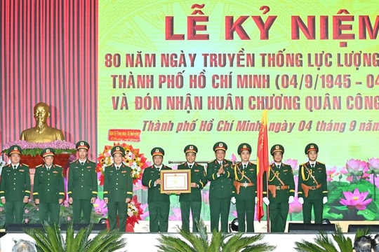 Lực lượng vũ trang TP Hồ Chí Minh đón nhận Huân chương Quân công hạng Ba