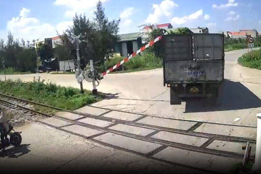 Hơn 200 vụ ô tô, xe máy đâm va cần chắn đường ngang