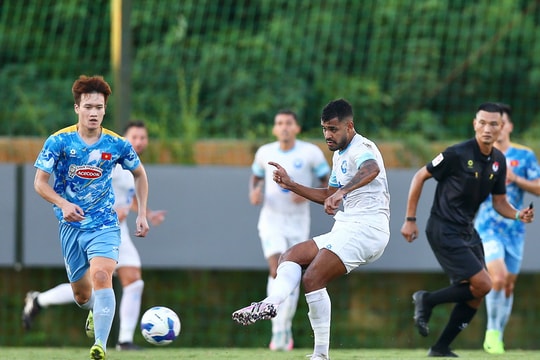 Tuyển Việt Nam thua đậm đương kim vô địch V.League