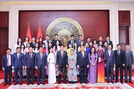 Chủ tịch nước Lương Cường gặp gỡ cộng đồng người Việt Nam tại Trung Quốc