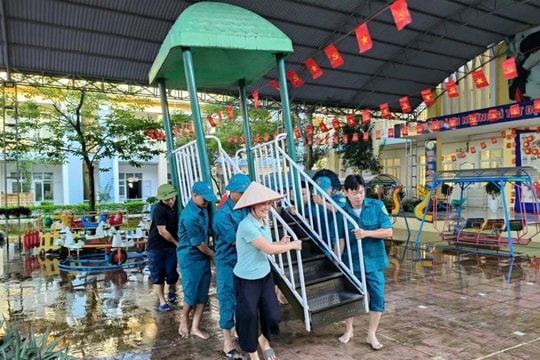 Xã Kiều Phú khử trùng môi trường sẵn sàng cho lễ khai giảng