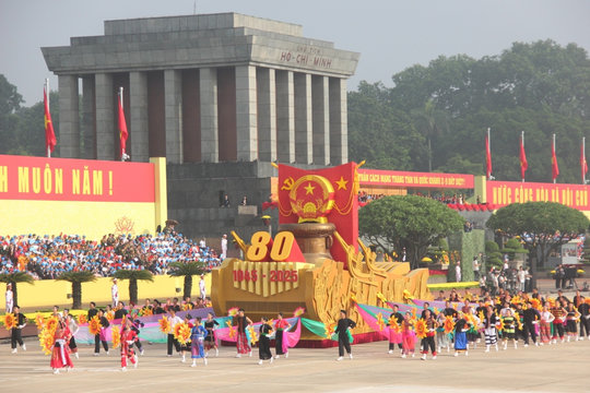 “Điềm báo mệnh trời” và “Tiếng hát non sông“: Chùm thơ dâng Tổ quốc nhân dịp 80 năm Quốc khánh