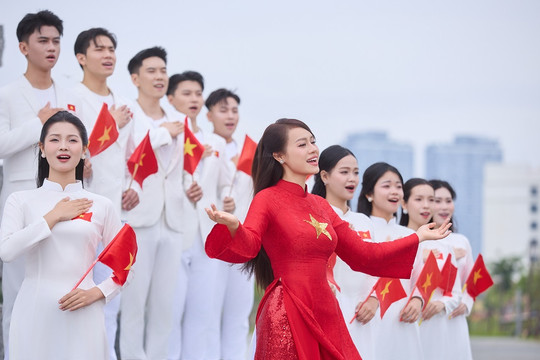 Những hình ảnh diễu binh mãn nhãn trong MV “Chung nhịp tự hào” của Huyền Anh Yoko