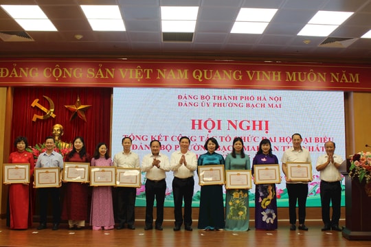 Khen thưởng tập thể, cá nhân có thành tích trong công tác tổ chức, phục vụ Đại hội Đảng bộ phường Bạch Mai