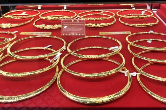 Giá vàng miếng SJC lần đầu vượt mốc 134 triệu đồng/lượng dù giá thế giới giảm