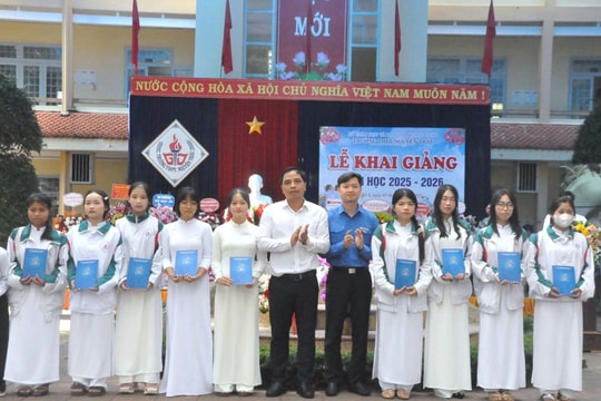 Quảng Ngãi: Tưng bừng khai giảng năm học mới ở vùng biên