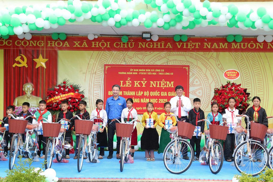Bí thư T.Ư Đoàn cùng chào năm học mới nơi địa đầu Tổ quốc