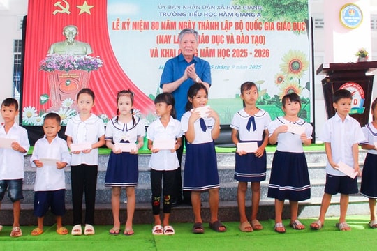 Lãnh đạo tỉnh Vĩnh Long dự lễ khai giảng, trao học bổng tiếp sức học sinh đến trường