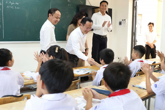 Yêu thương dành cho học sinh xã đảo Minh Châu ngày đầu năm học
