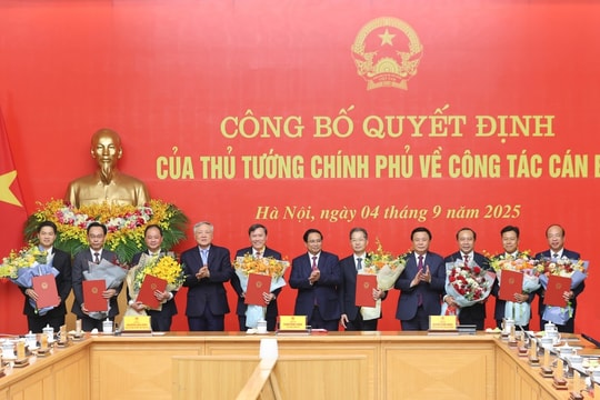 Thủ tướng trao quyết định bổ nhiệm lãnh đạo 8 bộ, cơ quan