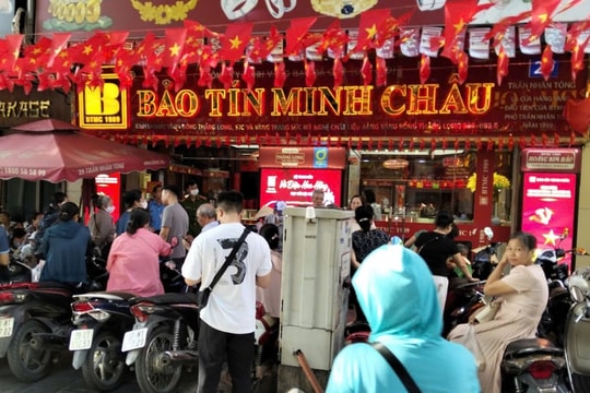 “Cơn sốt” vàng lập đỉnh, người mua đặt cọc 10 - 15 ngày sau mới nhận vàng
