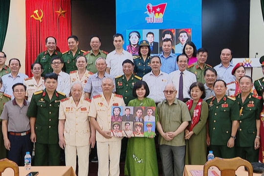 Trao tặng 8 di ảnh Anh hùng Liệt sĩ CAND và ra mắt hồi ký "Chiến trường và Quê hương"