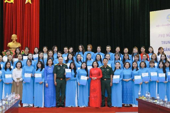 Hội LHPN Hà Nội gặp mặt, biểu dương phụ nữ tham gia diễu hành và phục vụ khối “Phụ nữ Việt Nam“