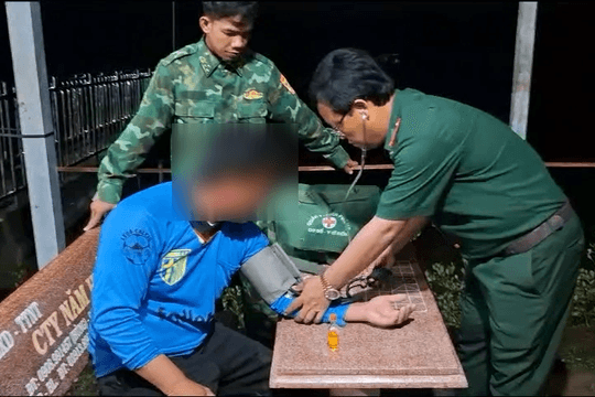 Cà Mau: cứu 4 ngư dân bị chìm tàu trên biển