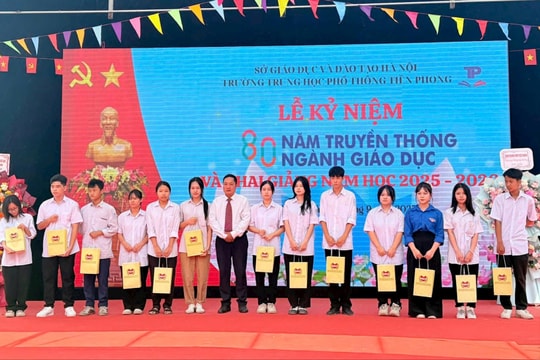 Tặng sách, trao học bổng thúc đẩy phát triển văn hóa đọc trong nhà trường