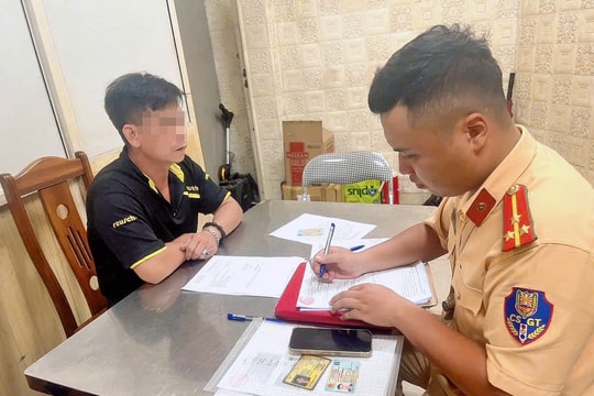 Hà Nội: Xử phạt tài xế xe tải để dầu diesel tràn xuống đường