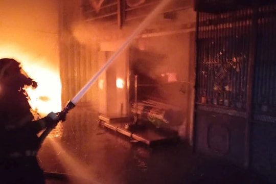 Cháy lớn tại kho xưởng ở phường Việt Hưng (Hà Nội)