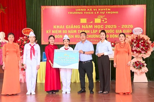 Nhà xuất bản Giáo dục Việt Nam tặng sách cho học sinh vùng khó khăn