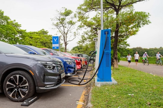 Sớm hoàn thiện hệ thống trạm sạc, sẵn sàng cho giao thông xanh