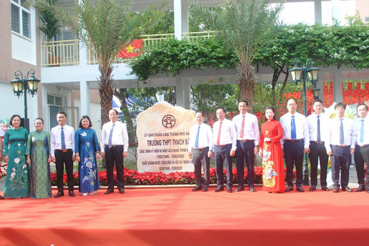 Trường THPT Thạch Bàn (phường Long Biên) sau cải tạo, nâng cấp được gắn biển công trình cấp Thành phố kỷ niệm 80 năm Quốc khánh