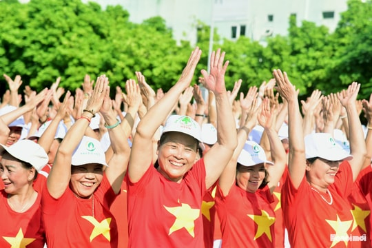 Hơn 600 người cao tuổi đồng diễn dân vũ