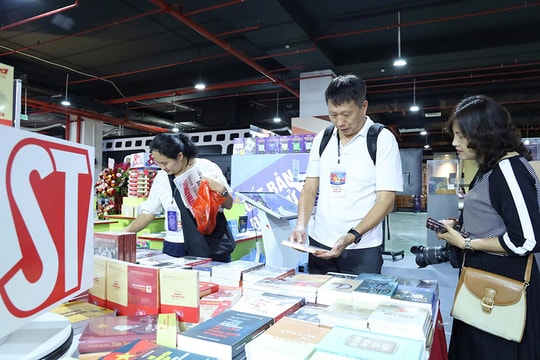 Sách chính trị - lịch sử: Chuyển động để đến gần độc giả