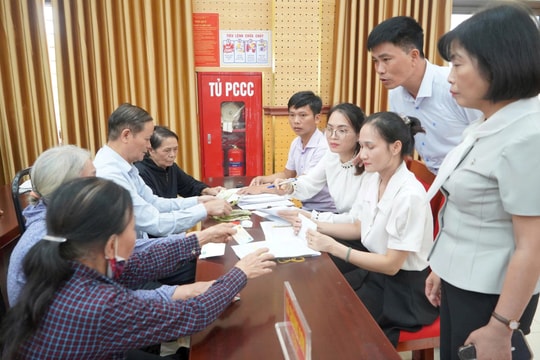 Chi trả kinh phí hỗ trợ 214 hộ cận nghèo ở xã Tây Phương