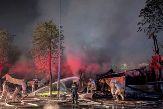 Hà Nội: Cháy dãy cửa hàng kinh doanh tại phường Tây Hồ