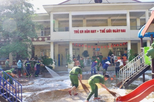 Xã Xuân Mai (Hà Nội) Công an dọn bùn đất, giúp dân khắc phục hậu quả mưa lũ