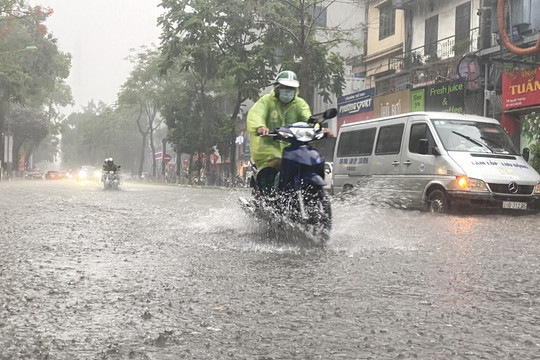 Hoàn lưu bão gây mưa dông, lốc và gió giật mạnh trên nhiều khu vực ở Bắc Bộ