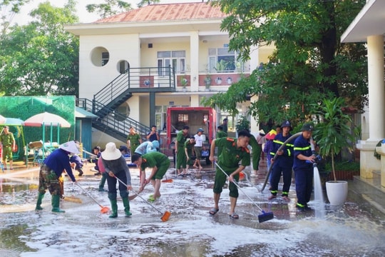 Công an xã Xuân Mai chung sức cùng Nhân dân khắc phục hậu quả mưa lũ
