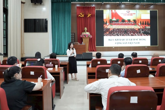 Đảng ủy UBND thành phố Hà Nội bồi dưỡng nhận thức về Đảng cho 195 quần chúng ưu tú