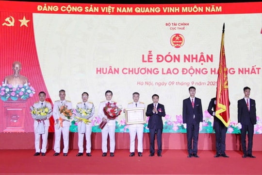 Cục Thuế đón nhận Huân chương Lao động Hạng Nhất