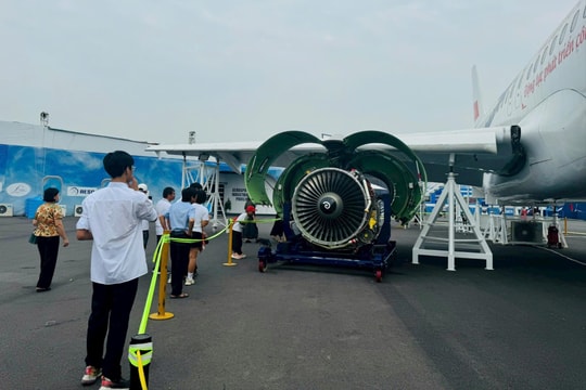 Học sinh, sinh viên háo hức đến Triển lãm thành tựu Đất nước kỷ niệm 80 năm Ngày Quốc khánh