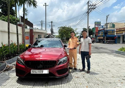 TP Hồ Chí Minh Xử phạt tài xế Mercedes lạng lách, tạt đầu xe tải