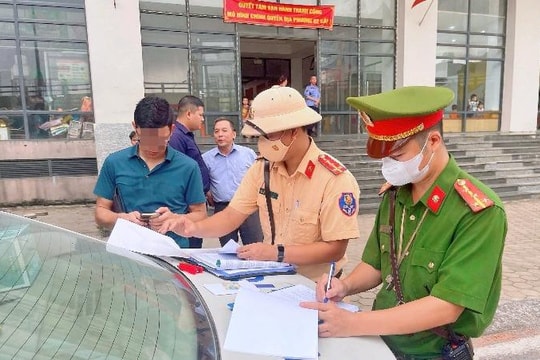 Hà Nội: Xử lý loạt xe dừng đỗ sai quy định trên đường Nguyễn Trạc 