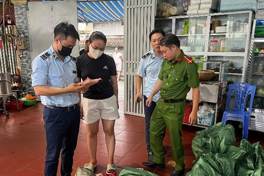 Gẩn 1 tấn xúc xích “trôi nổi” bị chặn đứng trước Tết Trung thu     