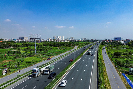 Từ hôm nay, thực hiện xử phạt xe tải đi sai làn trên một số tuyến cao tốc