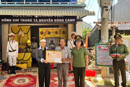 Truy tặng Trung tá Nguyễn Đông Cánh Huân chương bảo vệ Tổ quốc hạng Ba