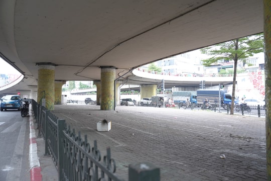 Hà Nội: 2/3 bãi trông giữ phương tiện dưới gầm cầu bị thu hồi giấy phép